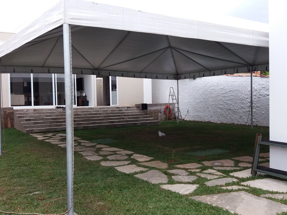 Tenda da Mestre Tendas já instalada cobrindo o quintal de uma casa em Brasília