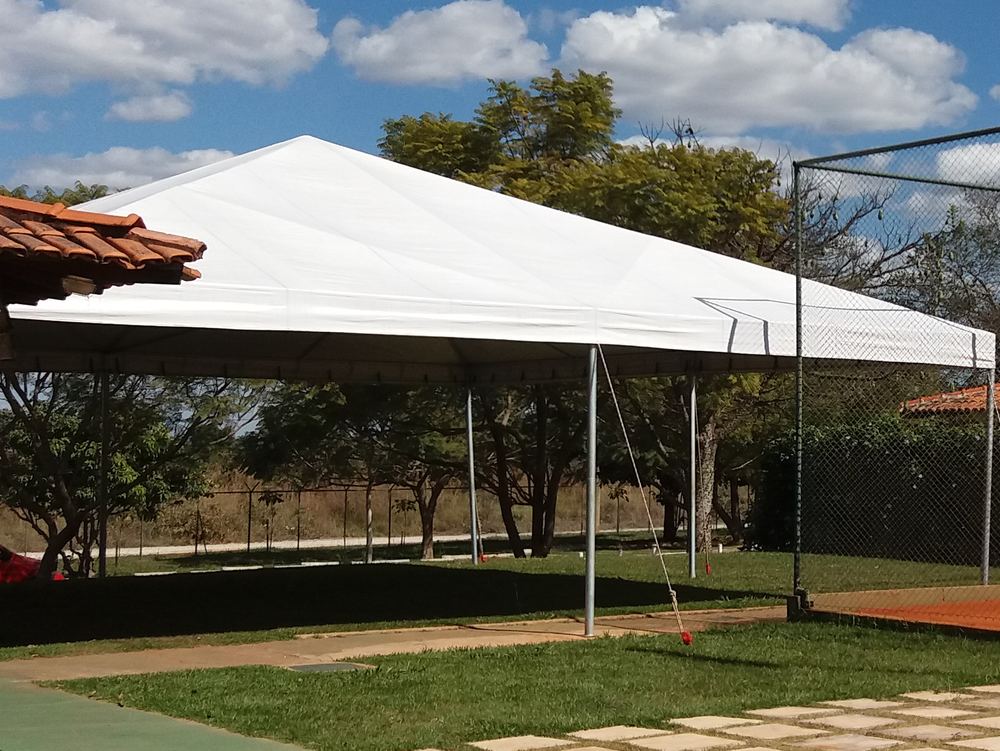 Tenda piramidal branca para eventos, modelo vendido pela Mestre Tendas em Brasília